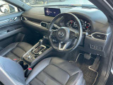 フロントシートは心地よいフィット感と程よいホールド性を両立。今までになく快適な運転を楽しめるマツダ自慢のシートです。