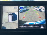後方映像に加えて車両周囲を上から見た表示も確認でき、駐車時の周囲確認をサポートします。目安のガイド線も表示されるため、車庫入れや幅寄せの際に役立ちます。