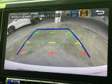 後方の様子と進行方向の目安をモニターで確認でき、駐車時の周囲確認をサポートします。画面上のガイドを参考にしながら、車庫入れや切り返しに活用できます。