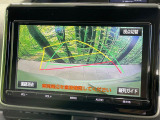 【バックカメラ】駐車時に後方がリアルタイム映像で確認できます。大型商業施設や立体駐車場での駐車時や、夜間のバック時に大活躍!運転スキルに関わらず、今や必須となった装備のひとつです!