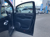ドアを開けると、運転席まわりまで見通せる開放的な空間が広がります。手元にまとまったスイッチ類やドアポケットも備わり、乗り降りの際に使いやすさを感じられます。