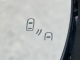 【ブラインドスポットモニター】走行中、ドアミラーの死角になりやすい箇所に後続車が接近するとサイドミラー付近に警告を表示、ドライバーに注意喚起をしてくれます。
