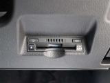 高速道路上に設置されたITSスポットと双方向通信を行うETC2.0ユニットは、ETC機能に加え、安全運転をサポートする交通情報を提供します。