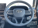 ステアリングには手元で扱えるスイッチが備わり、運転姿勢を保ちながら機能を選べます。前方を確認しつつ操作しやすく、日々の運転をサポートします。