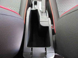 アームレストを開けると、収納スペースとしてお使いいただけます!ものが多くなりがちな車内も、隠す収納で生活感をリセット♪