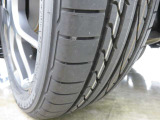 POTENZA RE050A「165/50R16」サイズのタイヤが装着されています。