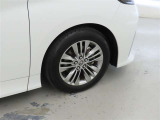 装着タイヤサイズは、225/60R18です。純正アルミホイールを装着しております。