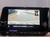 前後左右4つのカメラで、上から見たような映像をお届け、駐車時も安心、アラウンドビューモニター付(肉眼では確認し辛い左前の映像に切り替えることも可能です)。