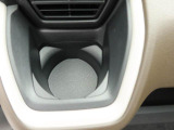 カップホルダーは運転席や助手席からちょうど手の届く位置です!!
