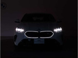 【BMWの伝統】BMWの特徴的な&ldquo;キドニーグリル&rdquo;は、80年以上続く伝統の形でございます。変わらないこだわりのデザインが、プレミアムブランド&ldquo;BMW&rdquo;を創り出します。