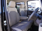 【運転席・助手席】座り心地の良い運転席・助手席です。長時間のドライブの疲れ軽減に貢献します。どうぞ快適なドライブを。