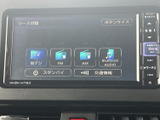 地デジやFM・AM、Bluetooth AUDIOなどのソースを画面から選べます。選択肢がアイコンで並び、用途に合わせて切り替えやすい構成。交通情報の項目も表示されています。