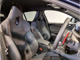 【コックピットシート】BMW車の主役席。車体中央にくる様に配置し車両重心とが一致する事でドライバーと車との一体感あるドライビングを実現。人間工学に基づき形成した形状が長時間のドライブ疲労も軽減します!