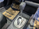 操作しやすいATシフトです。 シフトチェンジを気にしなくていいので運転だけに集中できますね。 自然と手に届くところにある、手になじむ形状のシフトノブがいいですね。