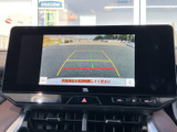 後方の映像とガイドラインを画面で確認でき、駐車時の周囲確認をサポートします。車庫入れや狭い場所での取り回しの際にも、後方の状況を把握する手助けになります。