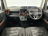【インパネ】運転のしやすさを最優先に設計された見晴らしの良いフロントビュー。車両間隔が掴みやすく狭い道でも安心♪「安全」と「品質」を最優先に、安心してお乗りいただけるクルマを提供いたします。