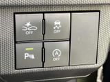 運転支援に関わる機能や駐車時の補助などを、手元のスイッチで切り替えられます。表示記号が大きく、必要な操作を把握しやすい配置で、日常の運転を支えます。