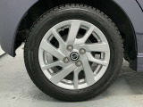 【純正アルミホイール】車体に最適化された設計による優れた耐久性と走行性能、そしてデザイン性。特に、足回りの軽量化は加速性能・燃費・乗り心地の向上に繋がり、ブレーキ性能も高めます。