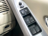 【電動格納ミラー】サイドミラーは電動格納式となっており、狭い駐車場でもキズがつくリスクを抑えられます。
