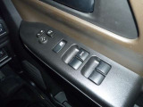 【オート電動格納ドアミラー】鍵の開け閉めと連動し、ドアミラーが開閉してくれます!ミラーを見るだけで、お車の施錠確認が出来るので、便利です♪もちろん連動をOFFにすることも出来ます。