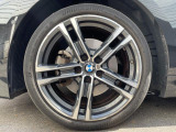 BMWならではの卓越した走りを支えるホイールと足回りです!日本車の走りに慣れている方にもぜひ体感して頂きたいほど、高いレベルでまとまっています!純正18インチアルミホイール。