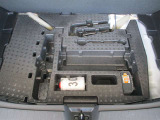 ラゲッジ下部にはパンク修理キットが車載されていますので出先でのパンクに現場で対応出来ます。更にその下にe-POWER専用バッテリーが配置されています。