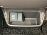アクセサリーソケットはUSBのアダプターなどをつければ、スマホの充電にも使えます。横にはナビゲーション用の外部入力可能なUSB端子がついており、周辺には物が置けるボックスがついています。