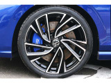 「R」専用オプションの19インチ純正アルミホイール+235/35R19タイヤを装着。DCC(アダプティブ・シャシ・コントロール)付きで、スポーティかつ快適な乗り心地を実現します。