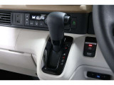 インパネシフトだから視線の移動も少なく足元もスッキリ♪運転席もゆったりしているのでゆとりを持ってドライブできますね!