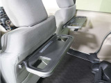 ◆シートバックテーブル◆フロントシートの背面に後席用のテーブルがついています。小物が置けて!カップホルダーもあります、ドライブ中や休憩時にも便利なテーブルです。