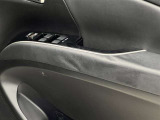 運転席ドアトリムの見栄えと触感が悪くなっています。
