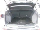 フル乗車時でも十分な荷室です。