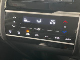 【オートエアコン】一度お好みの温度に設定すれば、車内の温度を検知し風量や温度を自動で調整。暑い&hellip;寒い&hellip;と何度もスイッチ操作をする必要はありません。快適な車内空間には必須の機能ですね♪
