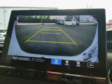 バック駐車が苦手な方や、初めてのお車で不安な方も安心。後方の映像をナビ画面に表示するため、周囲を確認しながらスムーズに駐車できます。