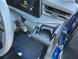運転席、助手席の前にドリンクホルダ-が付いています!