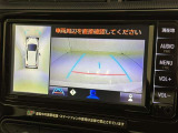 パノラミックビューモニターを装備。駐車場や交差点でクルマを真上から見るように周囲を確認できます。機能の詳細は販売店スタッフまでおたずねください。