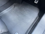 ラバーのフロアマットが装備されております。