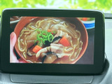画面に映像を表示できるため、停車中の車内でテレビや映像を楽しめます。休憩時間などに活用できる装備です。視聴の際は、周囲の安全に配慮して停車中にお楽しみください。