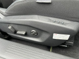 運転席はメモリー機能付きパワーシートで、フロントシートはヒーターとマルチポイントランバーサポートを装備。