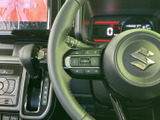 握りやすいステアリングは、運転の楽しさを高めます。操作性にも優れており、スムーズなハンドリングを実現します。快適なドライビングを。