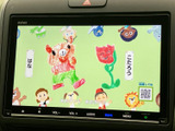 映像を見やすく表示でき、停車中のひと休みや待ち時間にテレビを視聴して過ごせます。画面が大きく内容を追いやすいため、車内での待機時間をより快適にお使いいただけます。