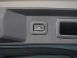 【パワーバックドア】スマートキーや運転席のボタンを押すだけでリアゲートが自動で開閉します。両手に荷物を持っている時や高い位置のバックドアを閉める際に便利な機能です。