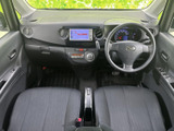 運転席まわりは視界が広く、メーターやセンター部分を確認しやすいレイアウトです。左右の座席はゆったりと並び、乗り降りの際も落ち着いて過ごせる空間です。