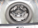 スペアタイヤ、装備車です。最近は、スペアタイヤが無くなってきていますが、やはりあれば安心ですよね!でもでも、交換するのは大変、JAFにお任せ!365日24時間対応します!是非ご加入下さい!