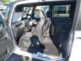 車両左側は前列後列の仕切りがありません。乗り降りがしやすいです。