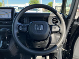 手元のスイッチからオーディオなどの操作ができ、運転姿勢を保ちながら必要な機能にアクセスできます。握りやすい形状で、視線を大きく外さず使いやすい配置です。