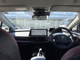 前方へ視線が抜ける室内で、運転席や助手席、中央のディスプレイまで見渡せます。シートの赤いアクセントが室内の印象を引き締め、乗る方それぞれが過ごしやすい空間です。