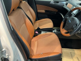包み込むような背もたれがドライバーの身体全体をしっかり支えます。長時間の運転も快適な座り心地です。