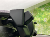 ルームミラー周辺には各種機器がまとまり、前方を見渡す際にも目に入りやすい位置です。車内の装備配置を把握しやすく、日常の運転をサポートする構成です。
