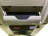 サングラスホルダーを備えたオーバーヘッドコンソールを装備。運転中に使う小物をスマートに収納でき、車内の整理整頓にも役立ちます。
